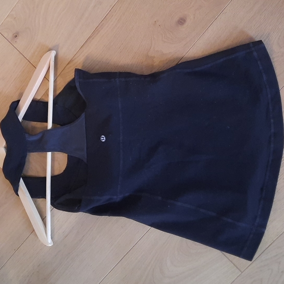 LULULEMON Sz 4 Workout Tank With Built-In Bra Shelf & Mesh Accents - Picture 2 of 6